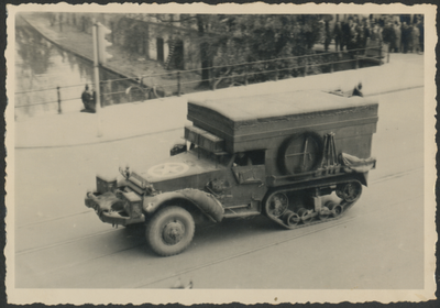 879274 Afbeelding van een gepantserd transportvoertuig op de Viebrug te Utrecht, tijdens de intocht van de ...
